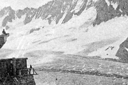 Ecole Montalembert - Limoges. Bandeau - 1931-1932 - Nos Scouts en Campement. Aux pieds du Pic du Moine (glacier de Talèfre). - Camp des Alpes.