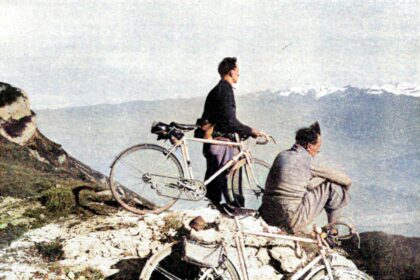 1938-04_Le cycliste_La traversée du col d’arc_07_couleur J. et M. Routens au sommet du coi de l’Arc. En face les Alpes, au pied, la vallée du Drac.