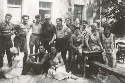1930 – Photo prise dans la cour de l’Auberge, Marc Sangnier au centre avec un chapeau.