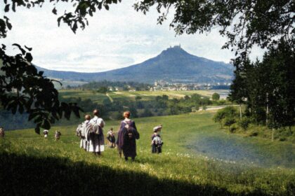 Le monde entier est joie et lumière… Face au chateau des Hohenzollern – Atlas Wandervogel, ACE, 2021 -Colorized Le monde entier est joie et lumière... Face au chateau des Hohenzollern - Atlas Wandervogel, ACE, 2021